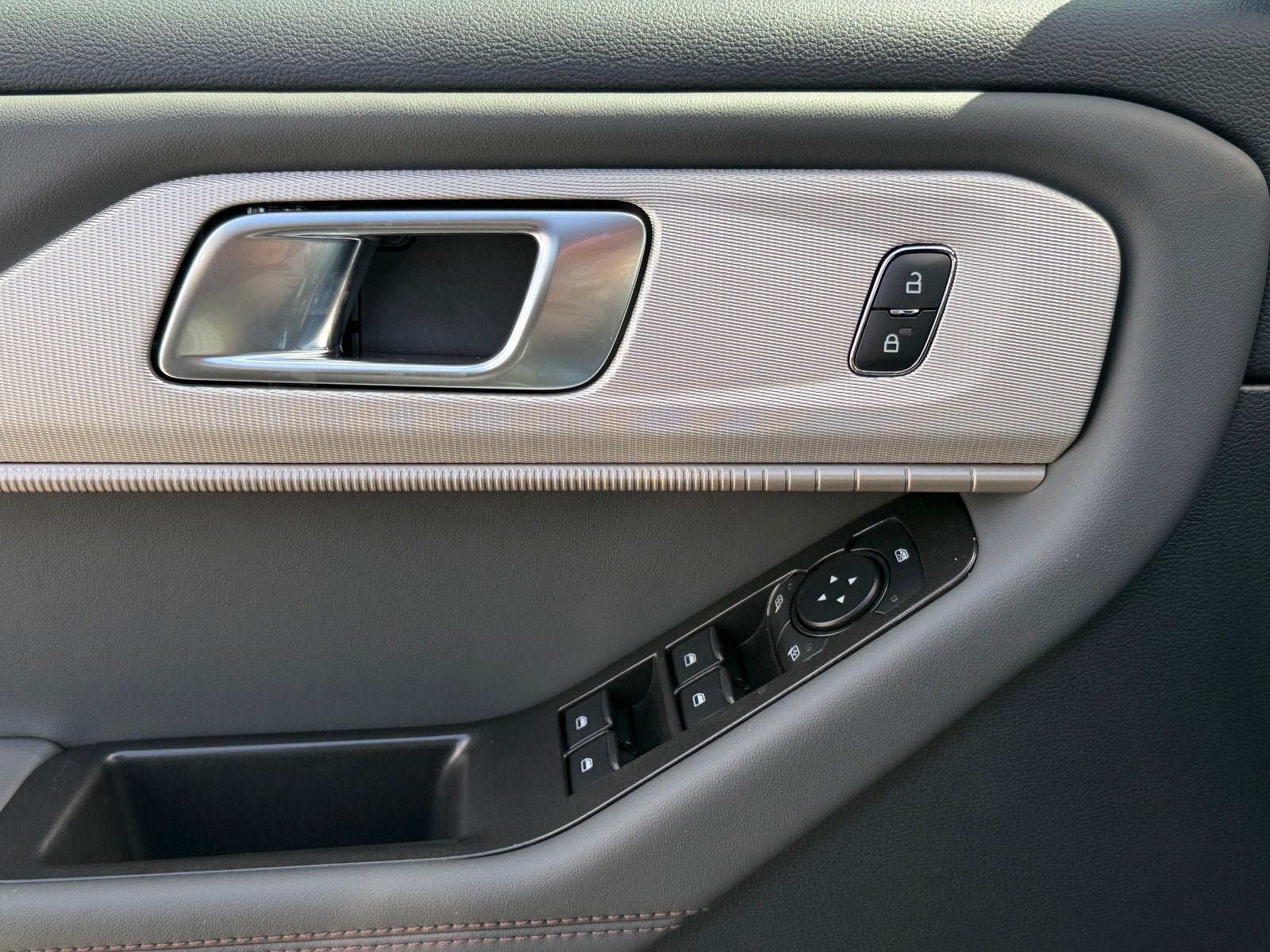 2027 Ford Explorer Active w/200A Pkg