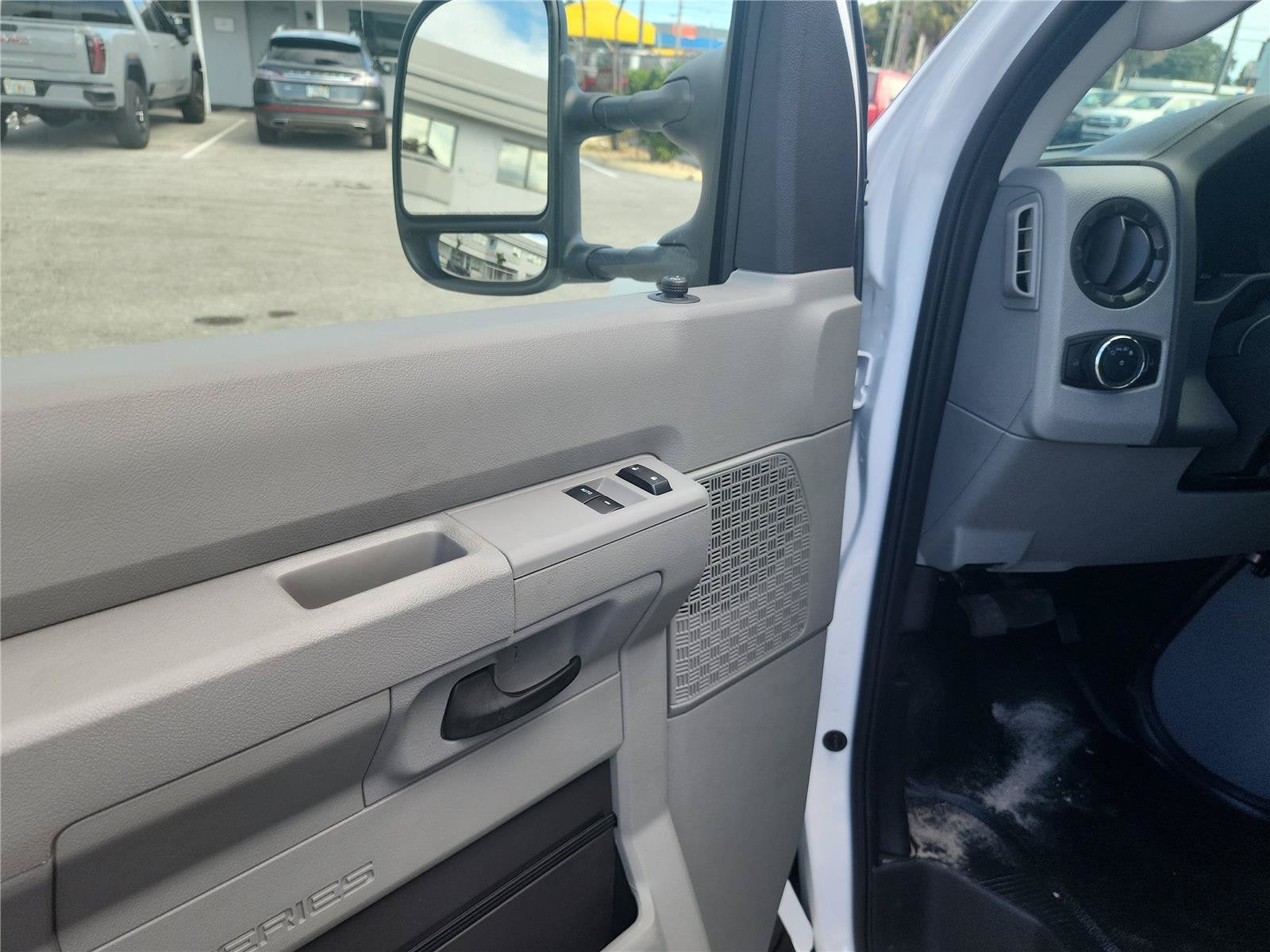2027 Ford E-Series Cutaway Base