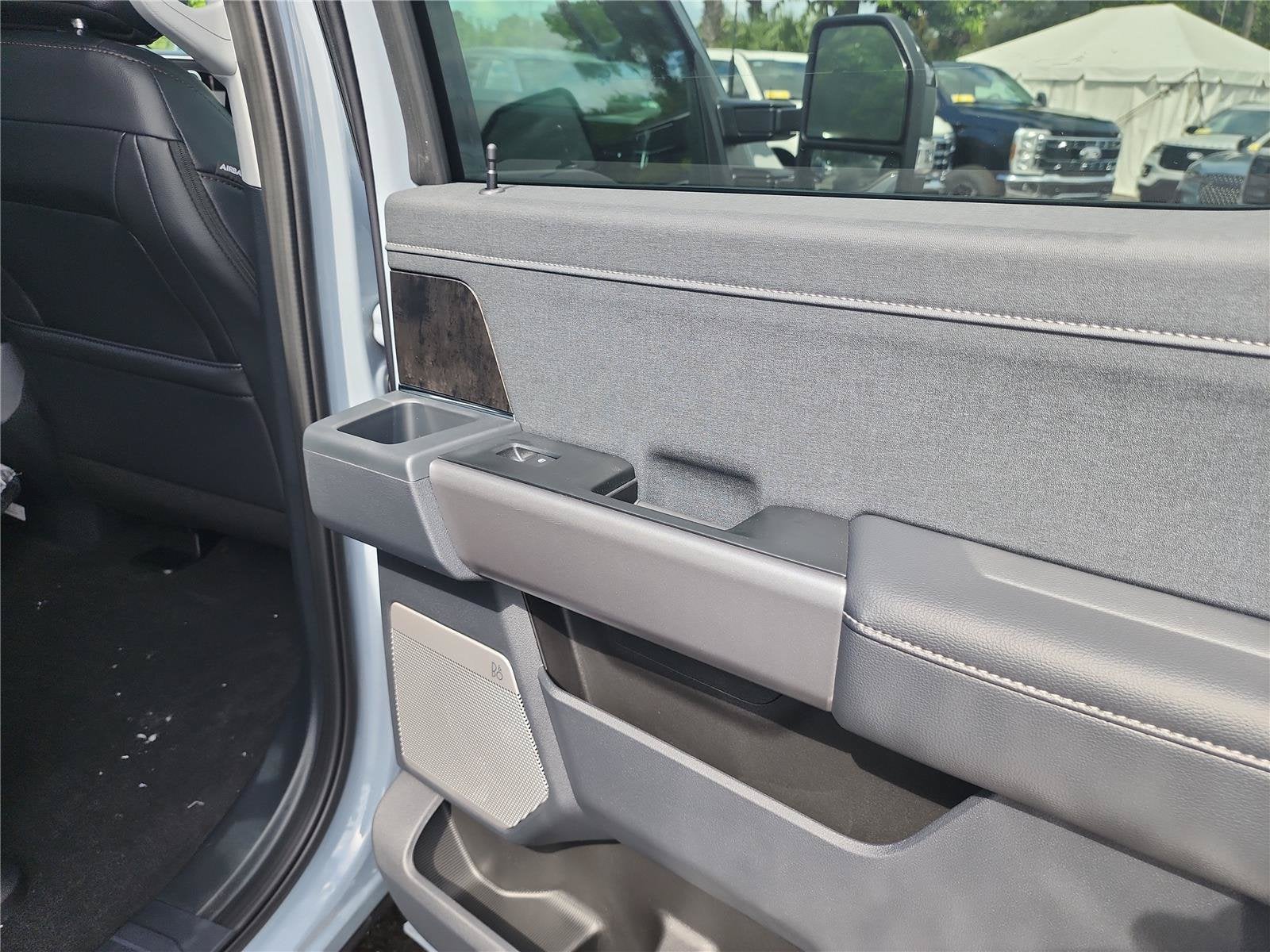 2027 Ford Super Duty F-350 SRW Lariat