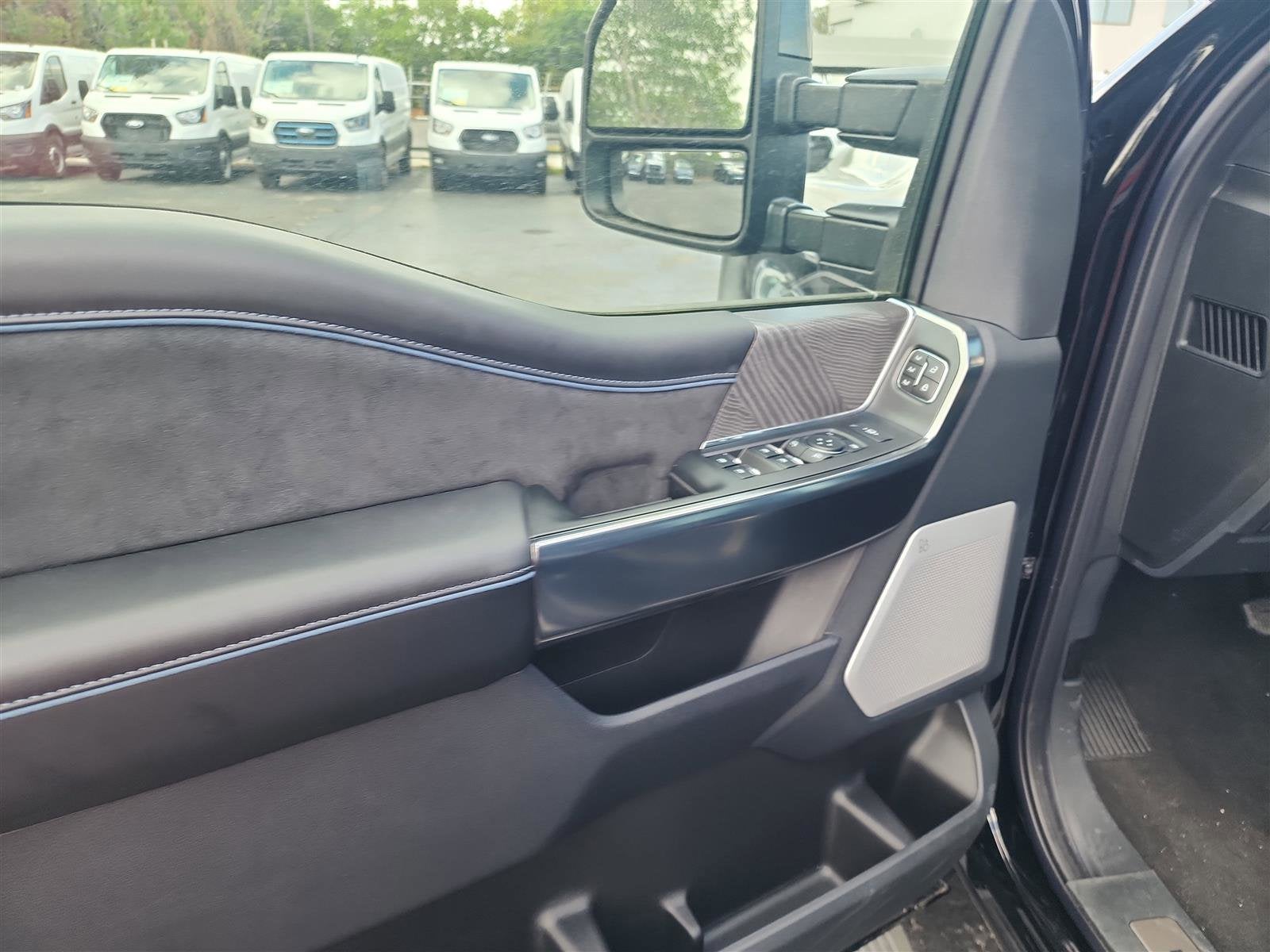 2025 Ford Super Duty F-350 DRW Platinum