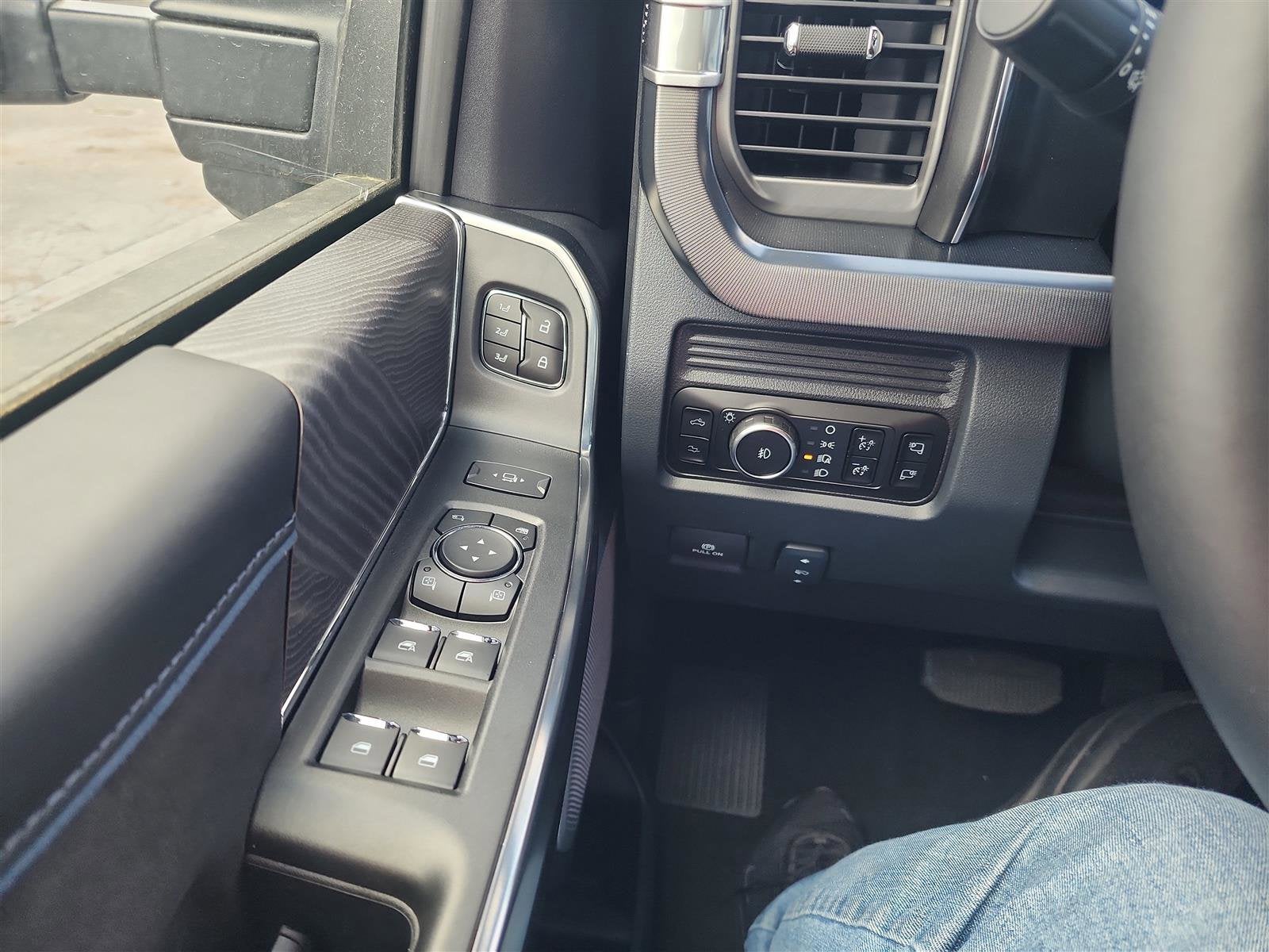 2025 Ford Super Duty F-350 DRW Platinum