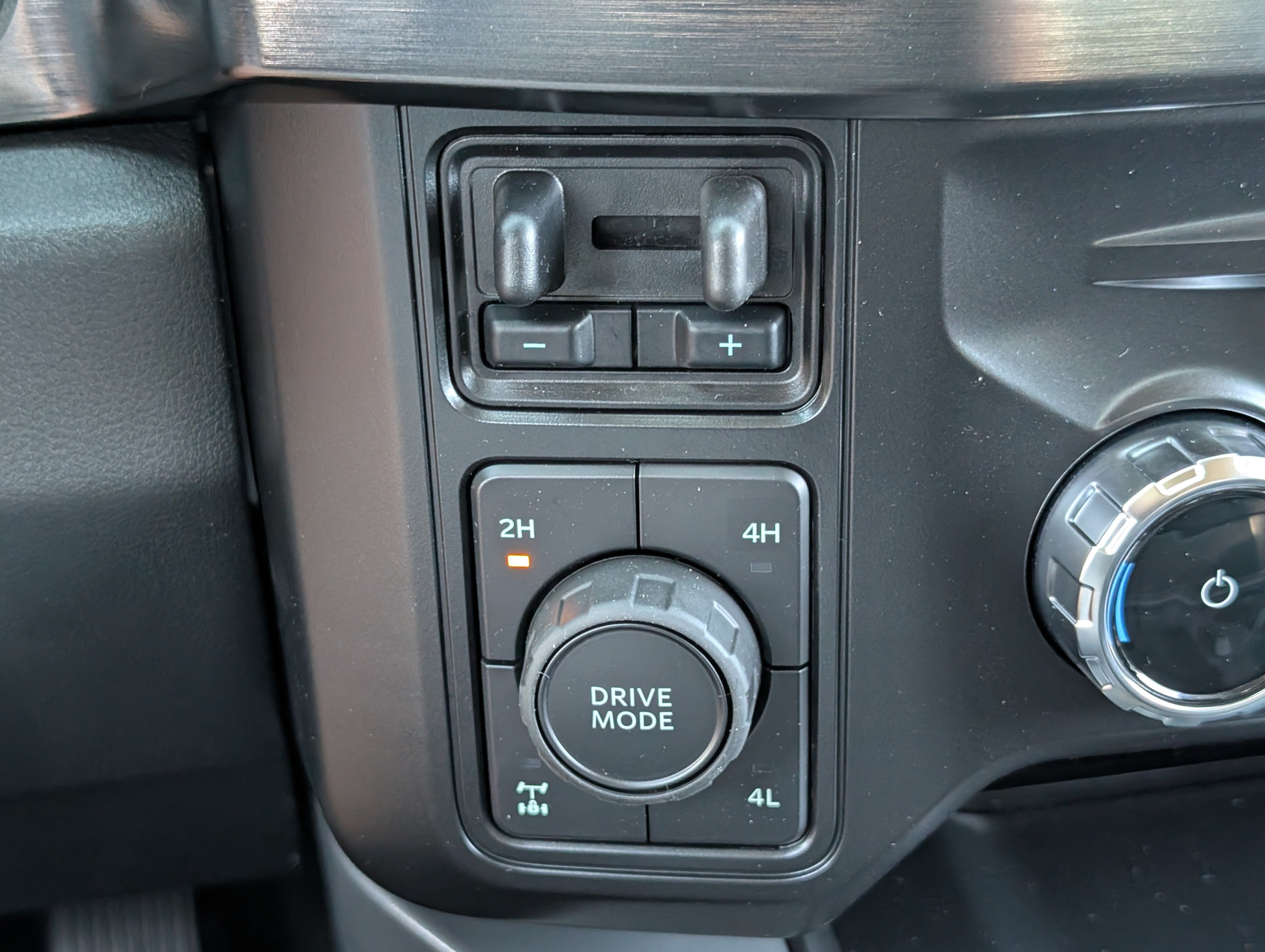 2027 Ford Super Duty F-350 SRW LARIAT